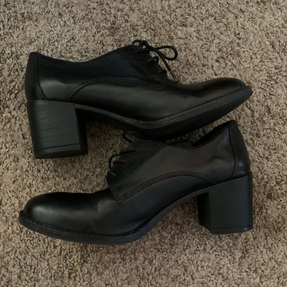 Black heeled lace up loafers